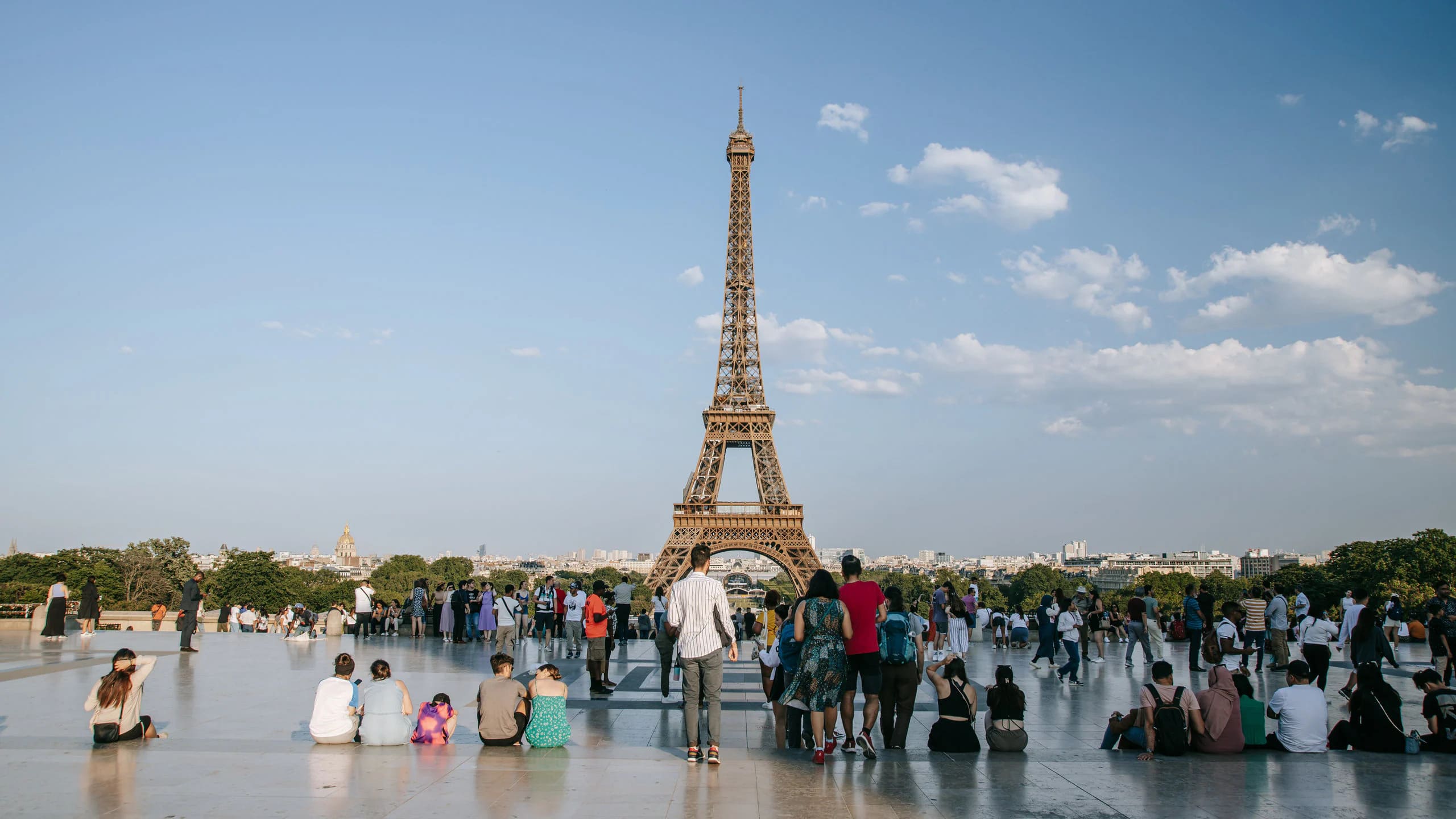 BusParis Reisebus mit Fahrer vor einem Pariser Hotel für den Seminar-Shuttle